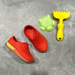 Native girls orange water shoes size 8